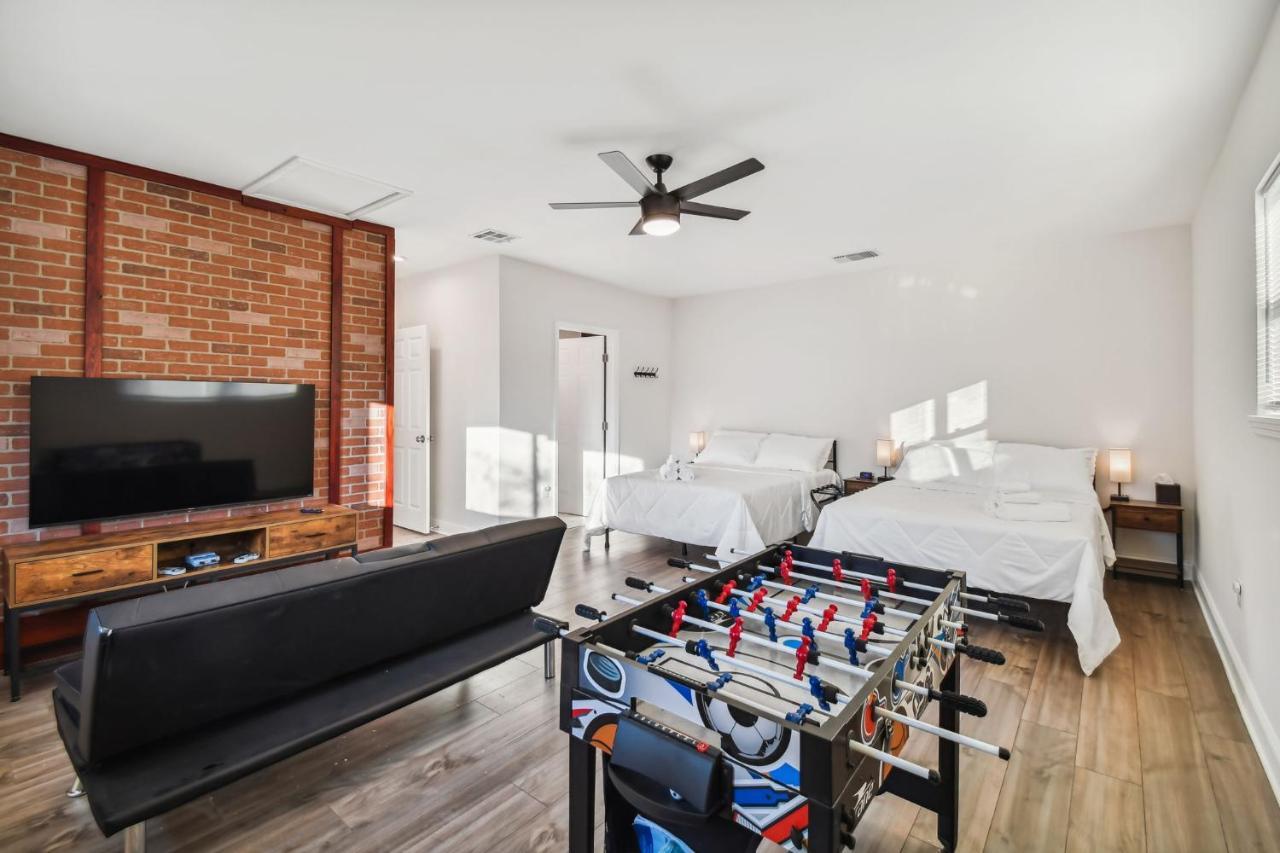 Plush Sheets, Games!, Huge Backyard, Massage Chair 坦帕 外观 照片